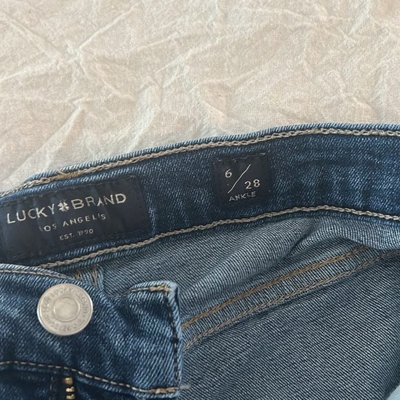 Lucky brand skinny jeans. Can fit a size 4 too. Like new, smoke-free, pet free - Picture 5 of 6